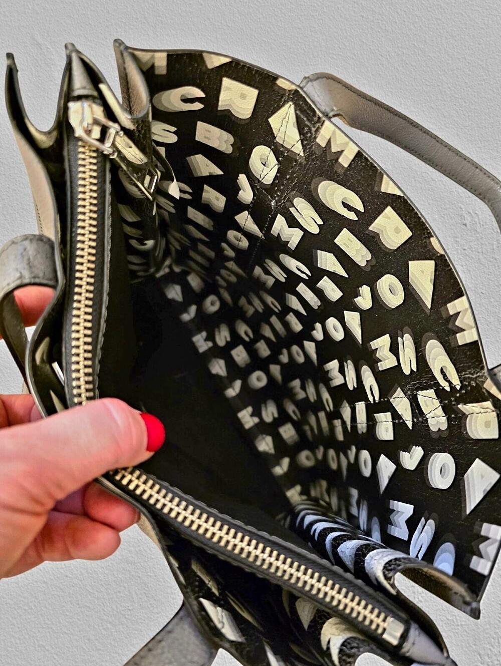 Marc Jacobs Charcoal Gray Leather Tote Black White Graphic Leather Interior - Picture 11 of 13